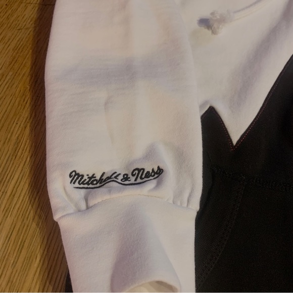 Mitchel & Ness Toronto Raptors White and Black Logo Pullover Hoodie Men Sz Small - Picture 9 of 13